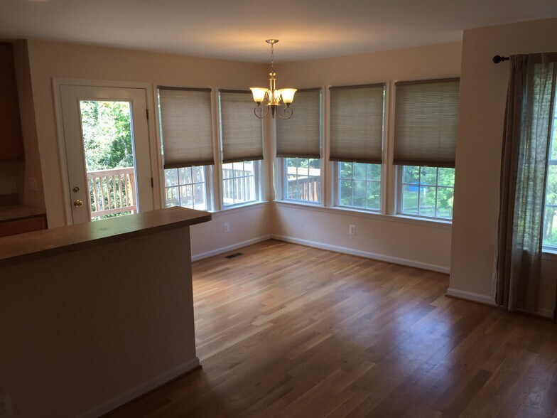 Building Photo - 320 Pine Shores Dr
