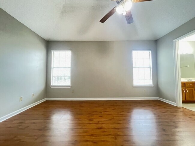 Building Photo - Plum Point Village home!