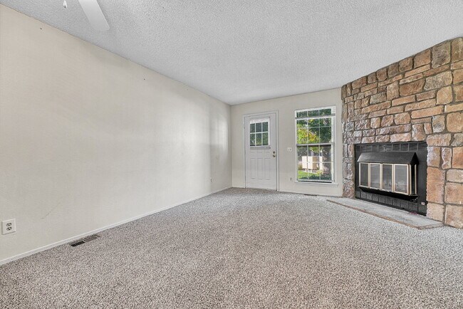 Building Photo - $1,465 - 2 Bed 1 Bath Townhome in Aurora with In Unit Laundry!