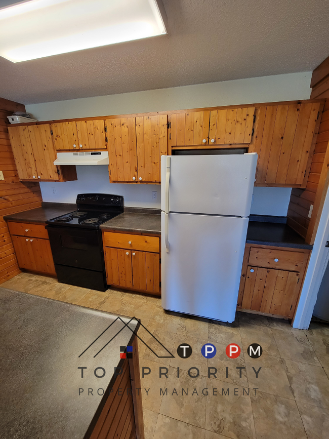 Building Photo - 3 Bedroom | 1 Bathroom Unit in Brandon Ava...