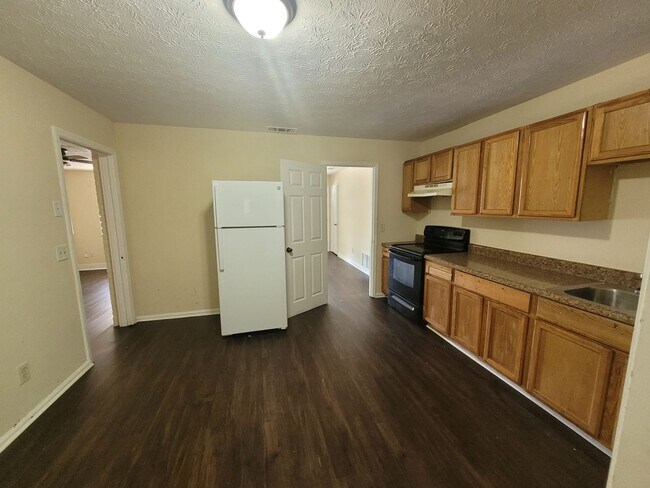 Building Photo - 4 bedroom 1.5 bathroom