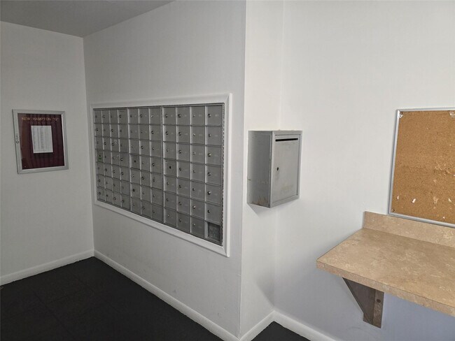 Building Photo - 13250 SW 4th Ct