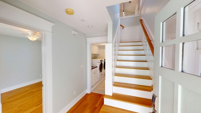 Building Photo - Spacious 4 Bed and 3 Bath Home in Coronado...