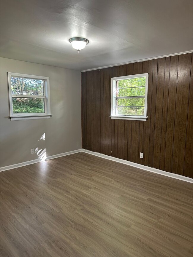 Building Photo - 3 Bedroom/1 bath home