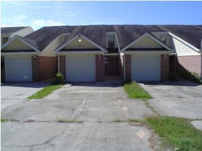 Building Photo - "Charming 2-Bedroom Townhouse in Fort Walt...