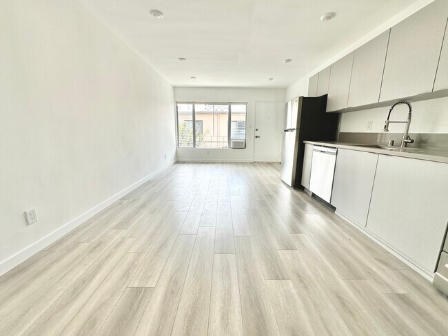 Building Photo - 318 S Mariposa Ave