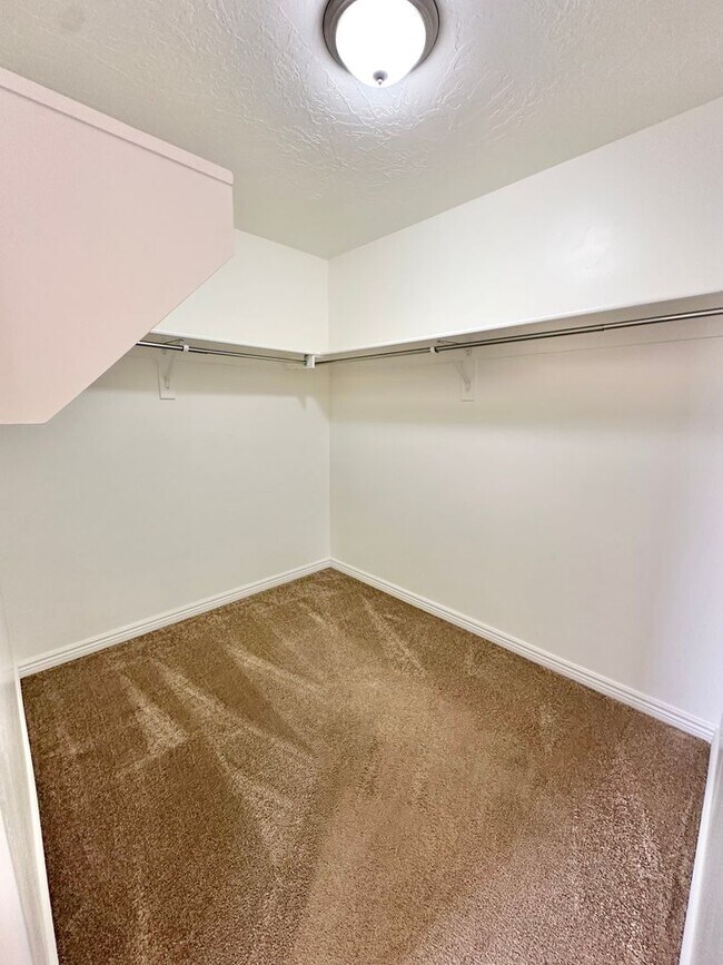 Building Photo - Desert Canyon Home!