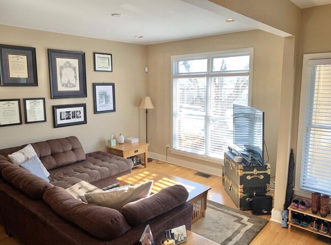 Building Photo - 2 BEDROOM 2.5 BATH TOWNHOME WITH DOWNTOWN ...