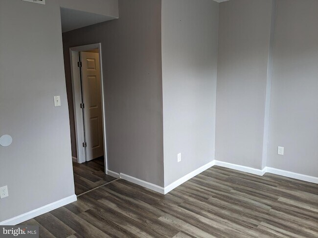 Building Photo - 142 W Hanover Street