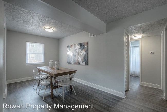 Building Photo - 2 br, 1 bath Apartment - 423-427 Maple Blvd.