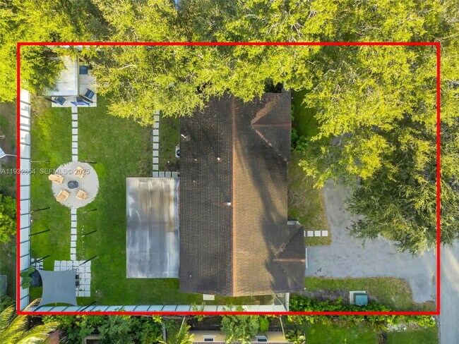 Building Photo - 695 NE 160th St