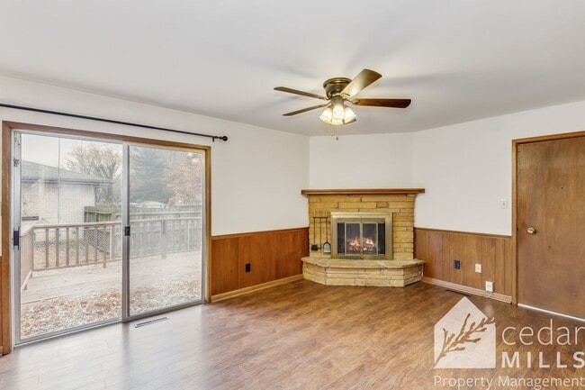 Building Photo - Mid Century 3 Bedroom