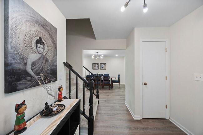 Building Photo - 8 Hampton Ct