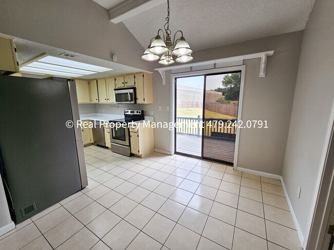 Building Photo - 3 Bedroom Close to Mercy Hospital - Availa...