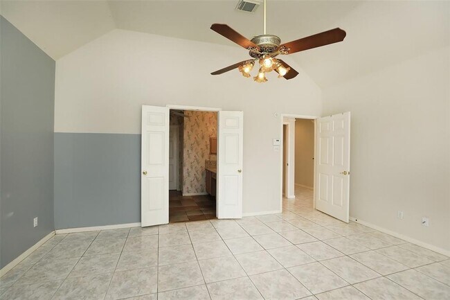 Building Photo - 10511 N Shadowdale Dr