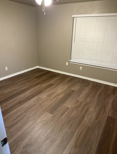 Building Photo - 1806 Camelot Cv