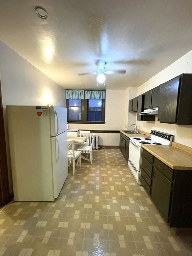 Building Photo - 409 S Pacific Ave