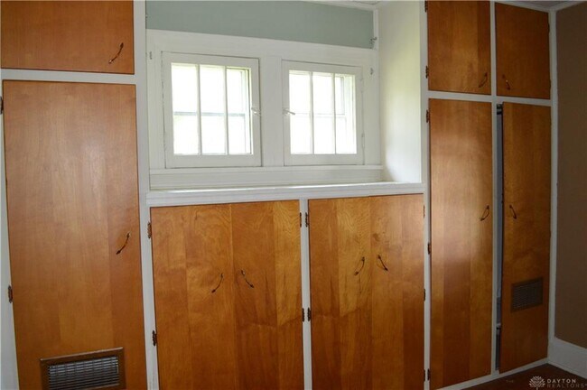 Building Photo - 2752 Springmont Ave