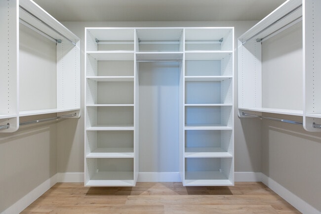 Building Photo - 5377 Remington Dr