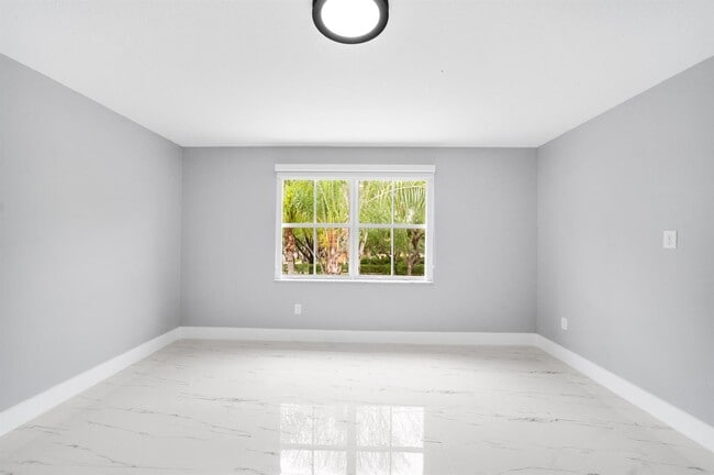 Building Photo - 5233 SW 155th Way