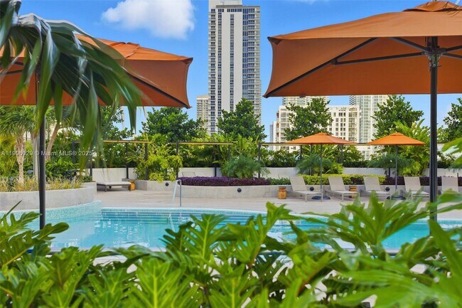 Building Photo - 700 NE 24th St