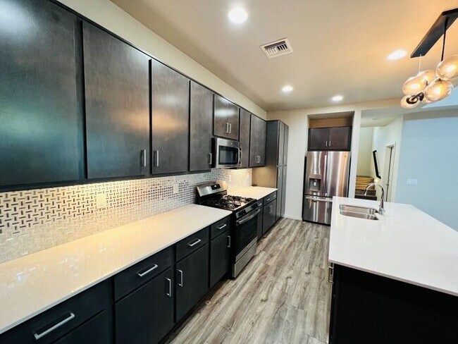 Building Photo - For Rent