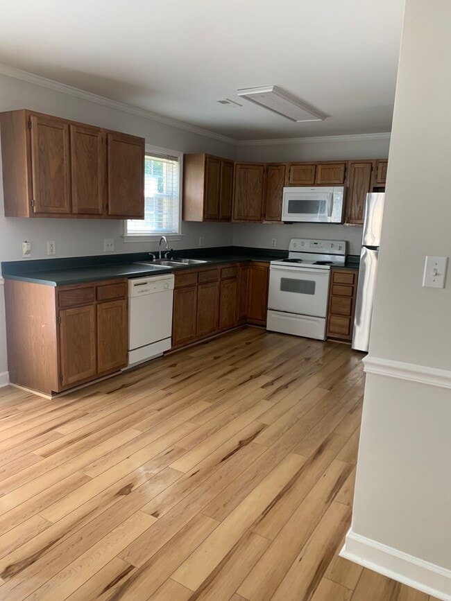 Building Photo - 3  Bedroom Townhome