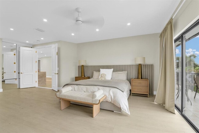 Building Photo - 319 S Riverside Dr