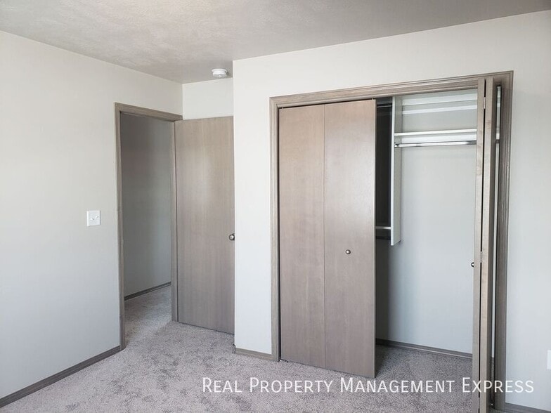 Building Photo - 3 Bedroom 2.5 Bathroom Townhome with a Bal...