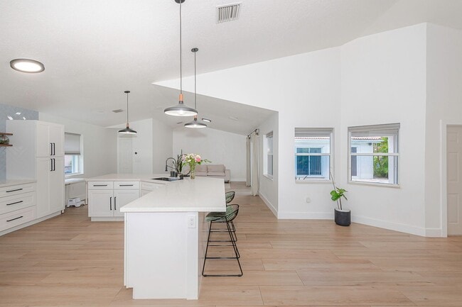 Building Photo - Exquisite Pool Home in Alhambra – Pembroke...