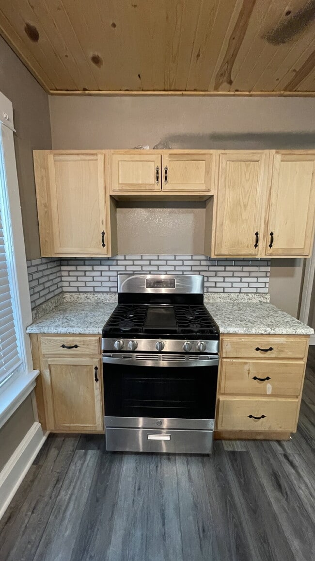 Building Photo - Cozy, Updated 1-Bed Apartment Near Downtown Sharon with In-Unit Laundry!