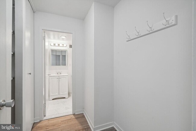 Building Photo - 224 W Rittenhouse Square