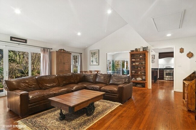 Building Photo - 1674 Bowling Green Dr