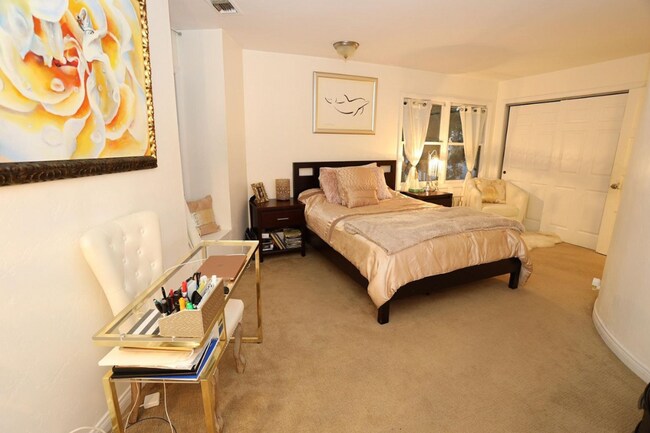 Building Photo - 1769 Ivy Rd