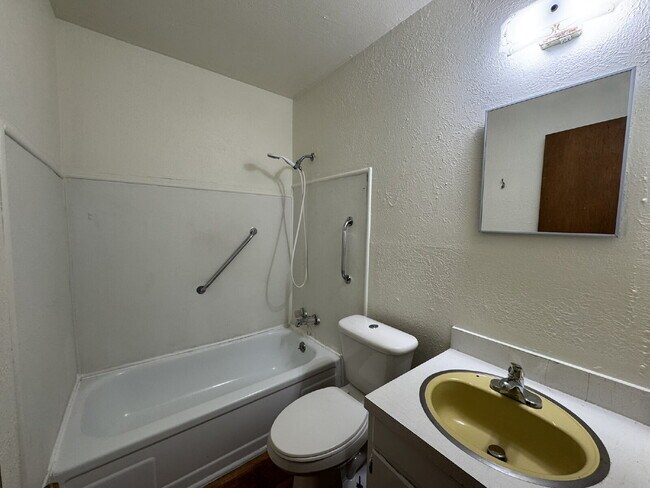 Building Photo - 2 bedroom 1 bath Budget Friendly!!