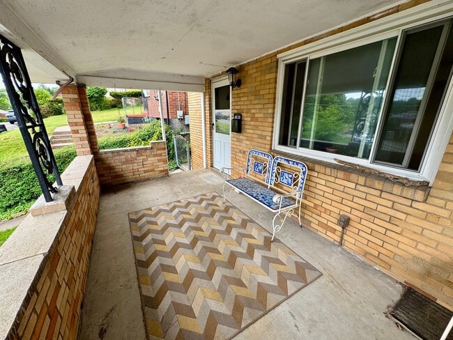 Building Photo - Charming 2 Bed 1 Bath in Beechview!