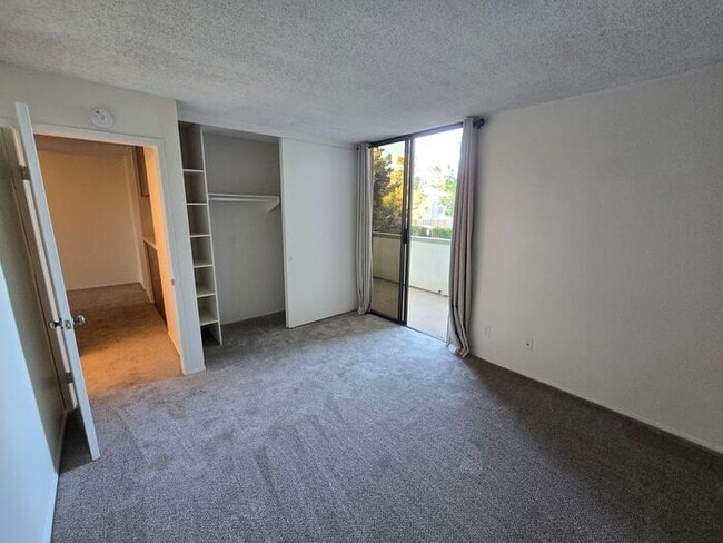 Building Photo - Discover this well-appointed 2-bedroom, 1.5-bath condo in San Diego