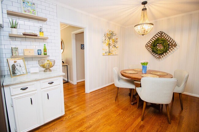 Building Photo - Stunning 3 Bedroom, 2 Bathroom in West Col...