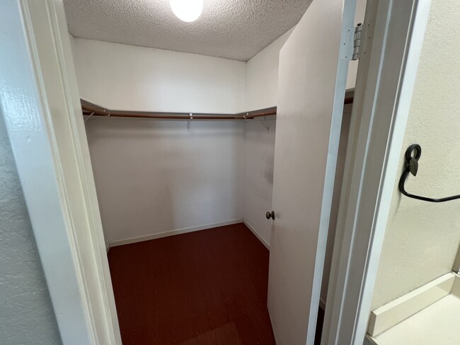 Master closet - 3345 Gingerwood Rd