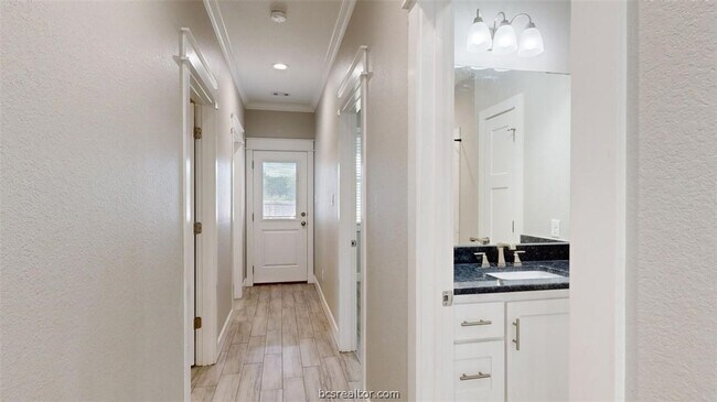 Building Photo - 513 Kubin St