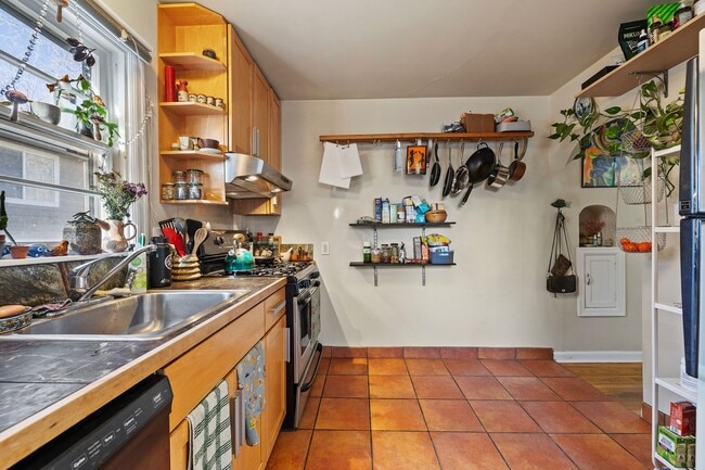 Building Photo - Excellent Main Floor Duplex Unit in Heart ...