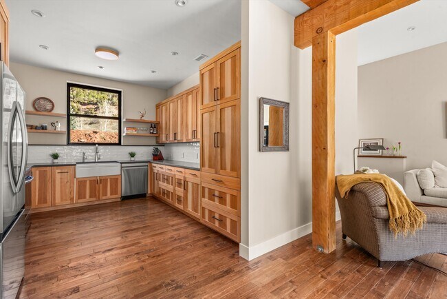 Building Photo - 106 Castle View Dr