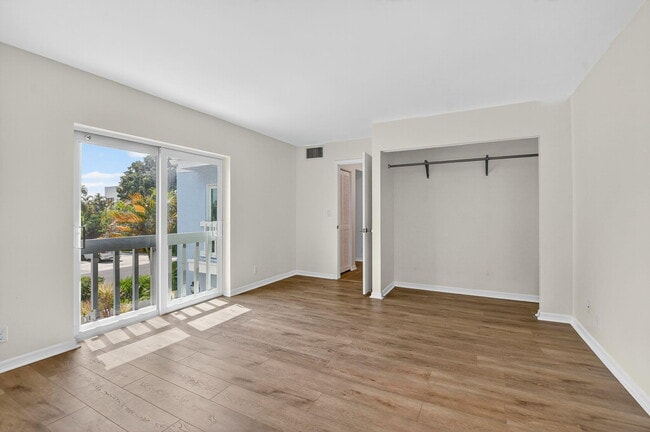 Building Photo - 1010 NE 8th Ave