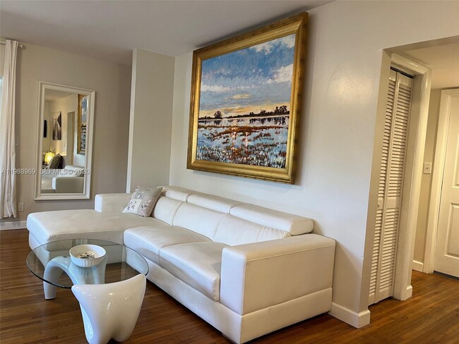 Building Photo - 113 SW 2nd St