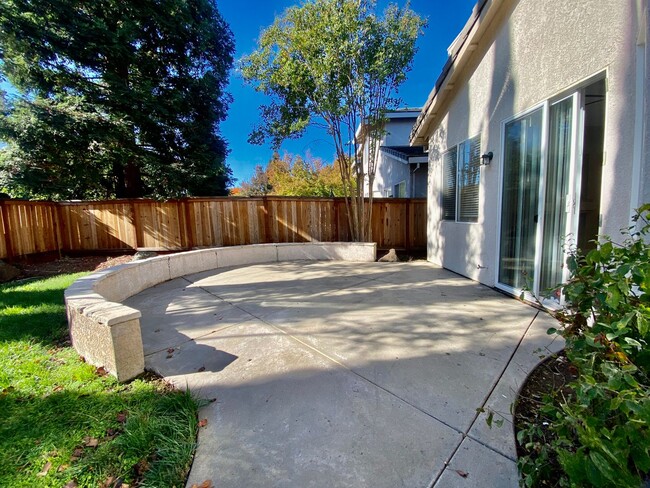 Building Photo - NEWLY RENOVATED, VERY CLEAN 5 BED, 3 BATH,...