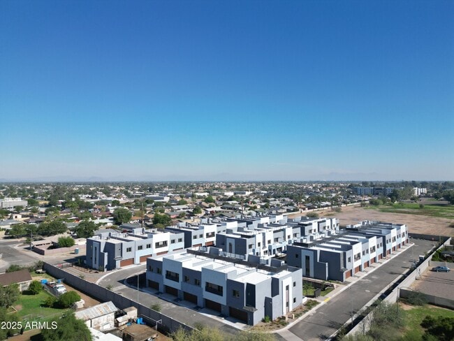 Building Photo - 733 E Commonwealth Ave