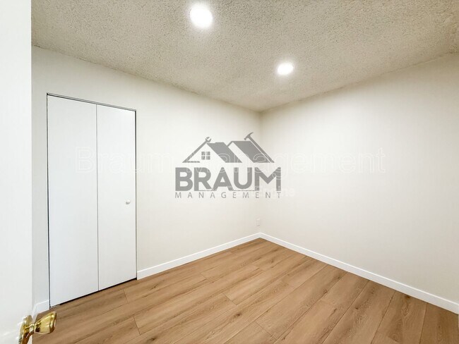 Building Photo - 6039 Whitsett Ave