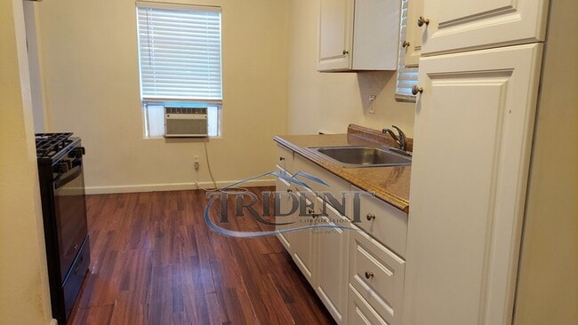 Building Photo - Cozy 2-bedroom 1 bath close to shopping and transportation