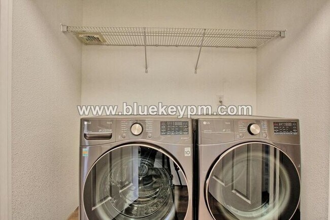 Building Photo - 3 Bed, 3.5 Baths Townhome With Garage Level Suite and Office Space