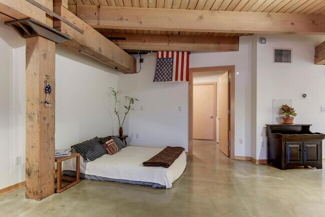 Building Photo - 404 N Washington Ave